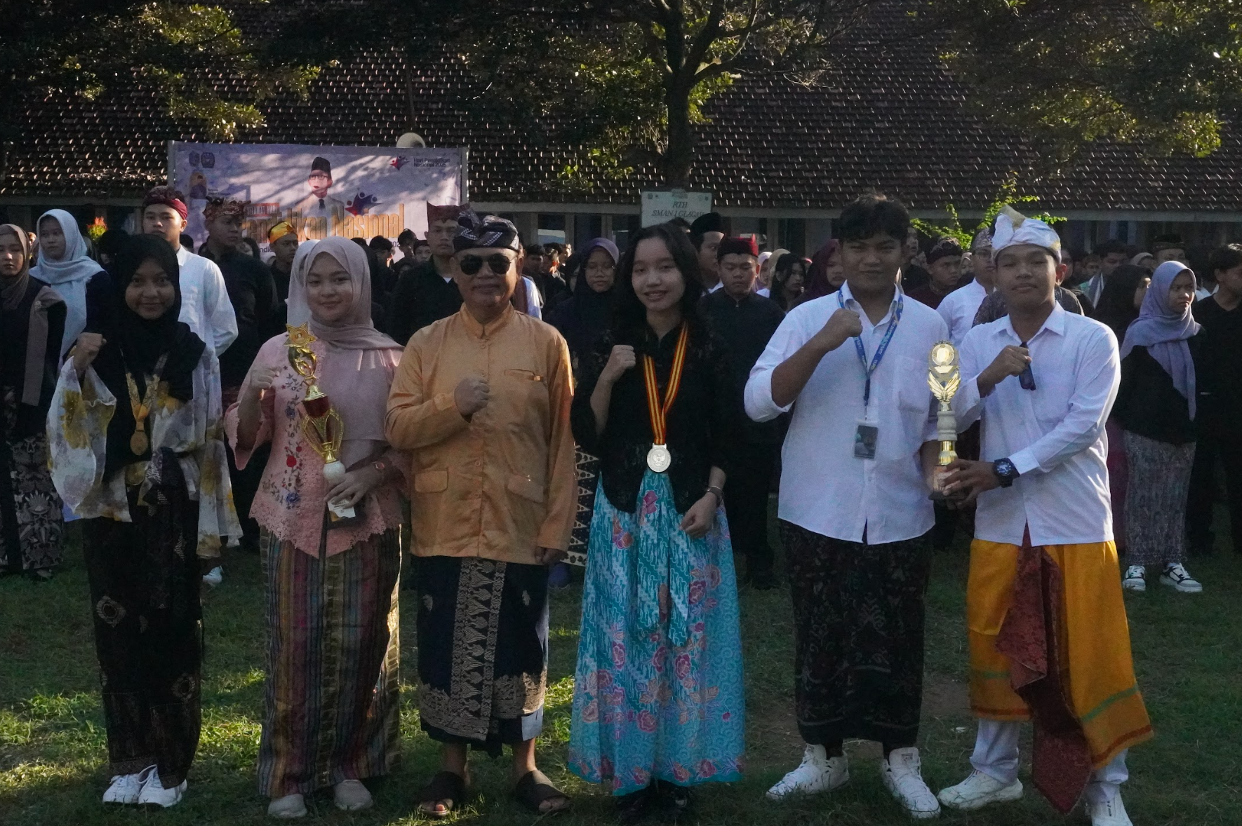 Bapak Abdullah saat memberikan penghargaan kepada perwakilan siswa-siswi berprestasi. (Foto: Humas)