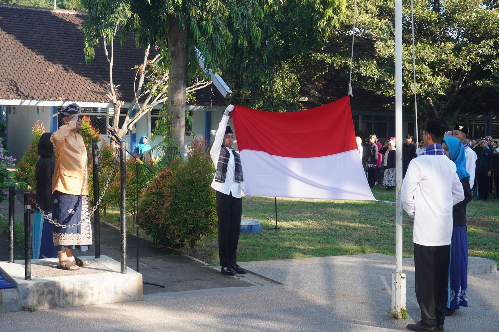 Prosesi upacara bendera perigatan Hardiknas 2025. (Foto: Humas)