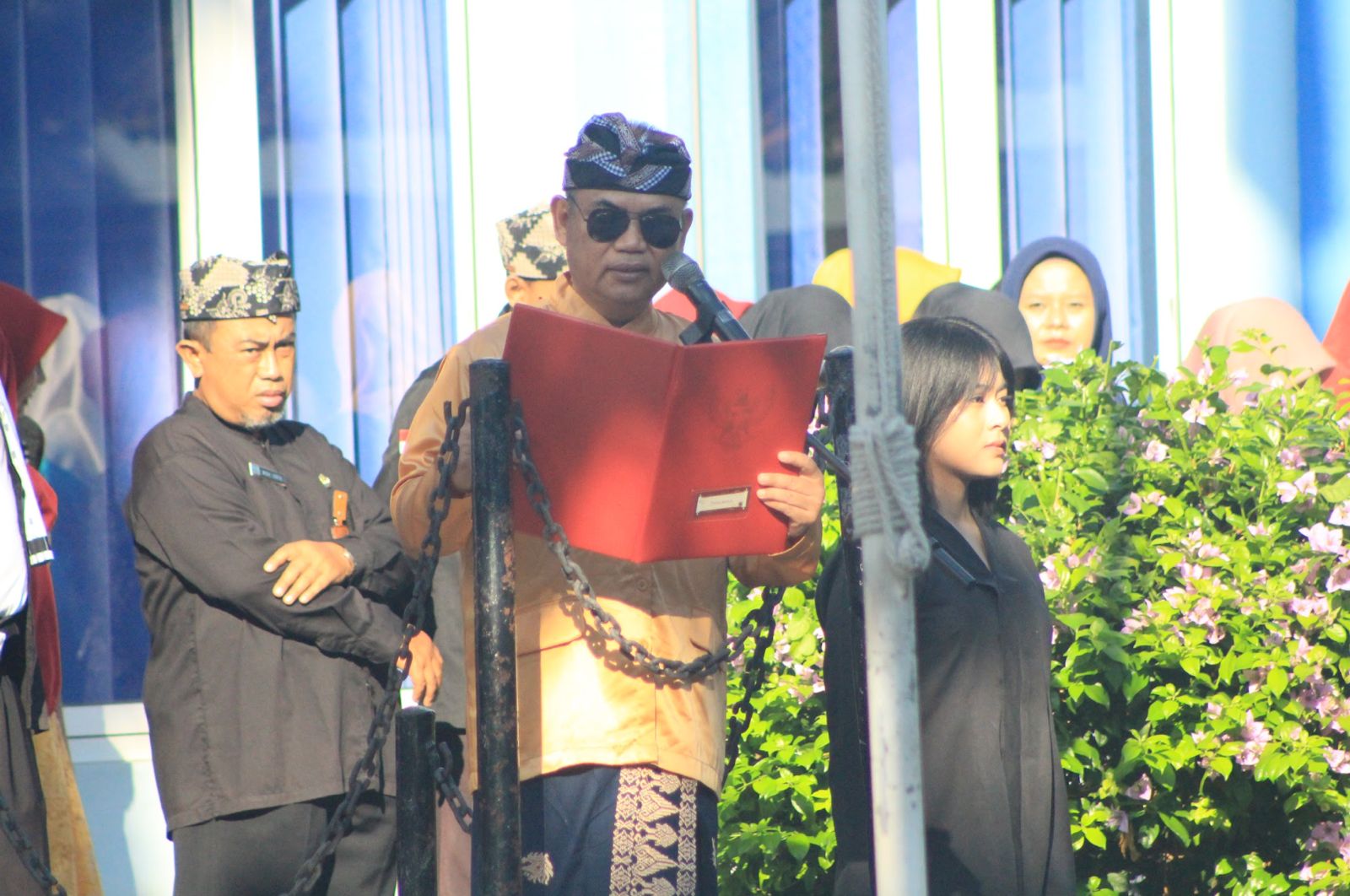 Kepala SMAN 1 Glagah Abdullah, S.Pd., M.T, saat membacakan amanat pembina upacara. (Foto: Humas)