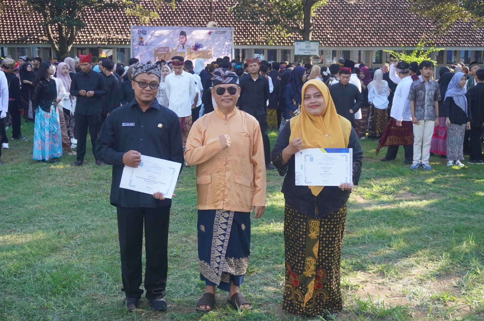 Bapak Abdullah saat memberikan penghargaan kepada GTK berprestasi. (Foto: Humas)
