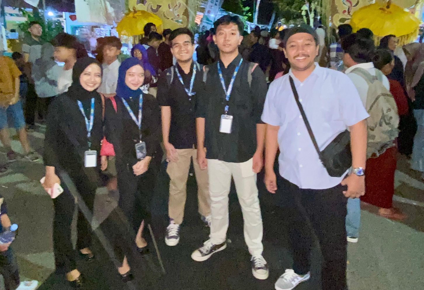 Tim Jurnalistik SMAN 1 Glagah saat melakukan peliputan langsung Ritual Adat Seblang Bakungan. (Foto: Tim Jurnalistik)