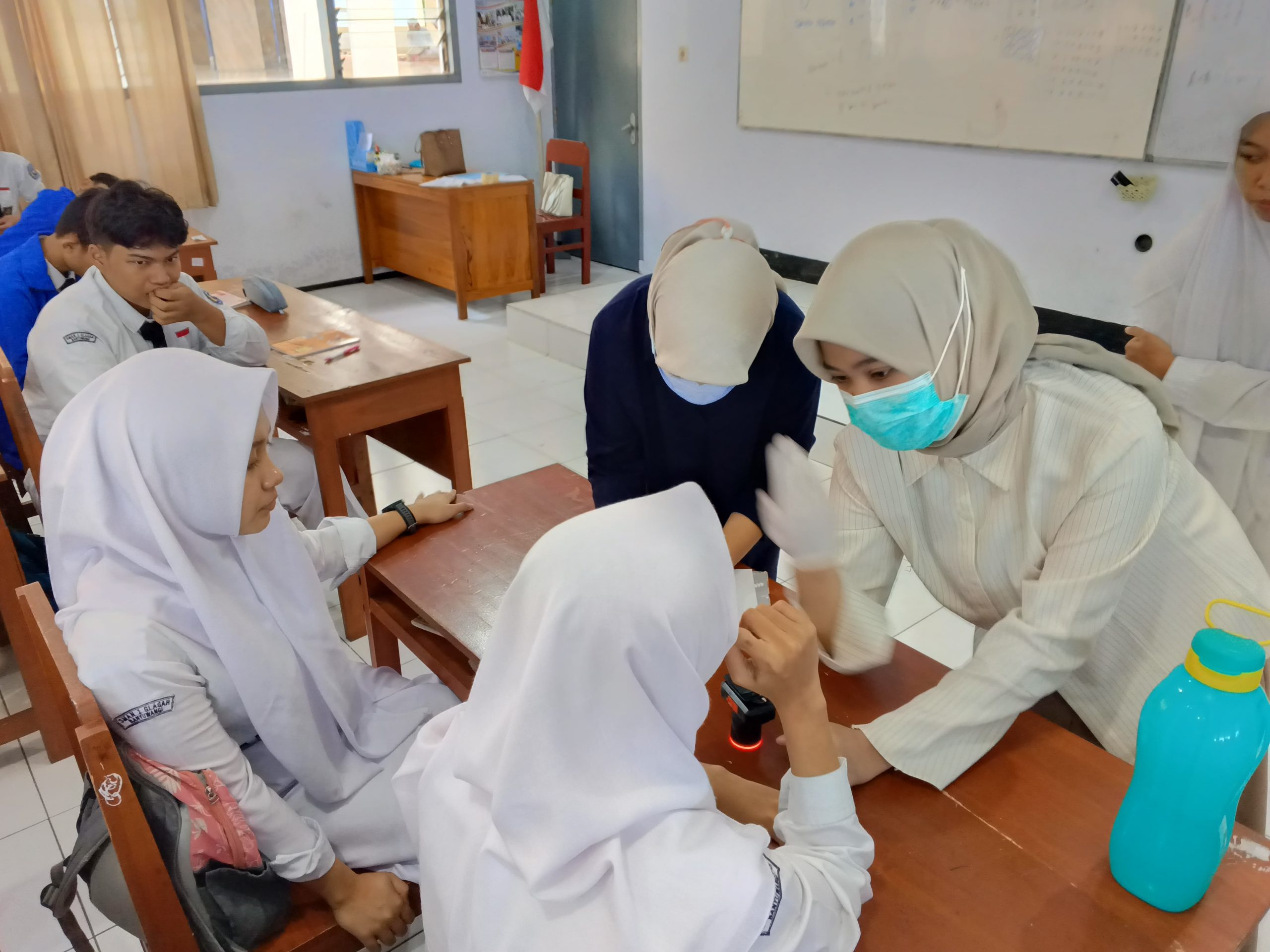 Siswa SMAN 1 Glagah saat mengikuti kegiatan screening gigi. (Foto: Istimewa)