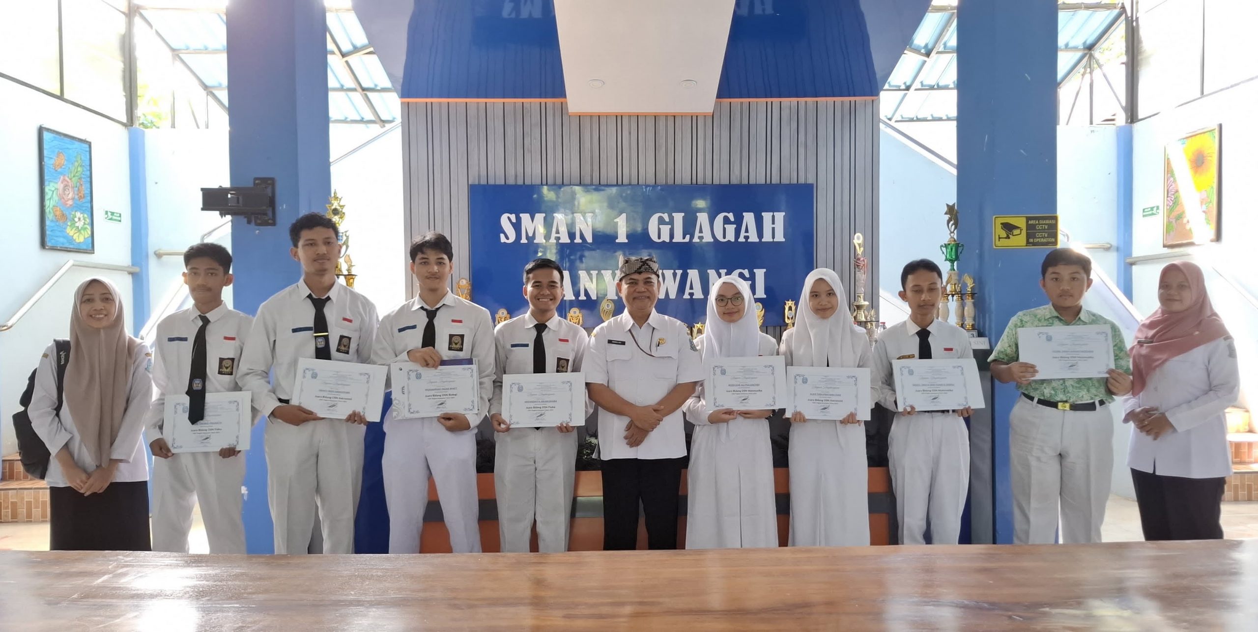 Para siswa-siswi SMAN 1 Glagah yang lolos OSN P bersama Tim Pembimbing dan Kepala Sekolah. (Foto: Istimewa)