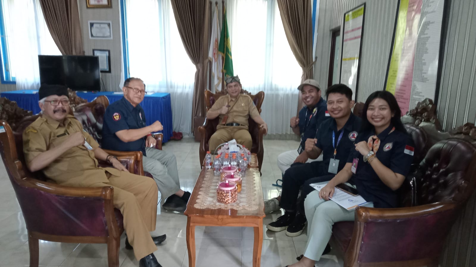 Pihak SMAN 1 Glagah bersama Tim Farbig Education. (Foto: Humas)