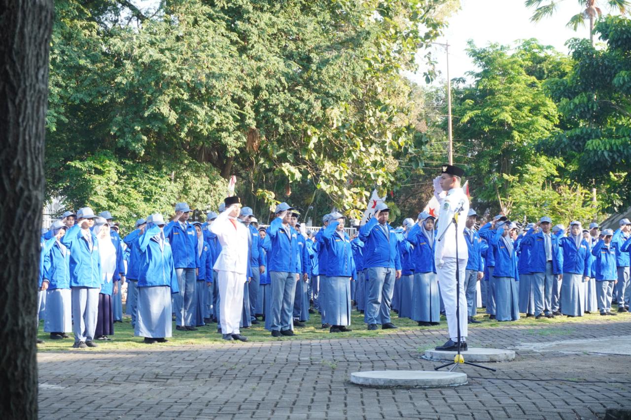 Upacara Bendera Hari Senin di Lapangan Upacara SMAN 1 Glagah. (Foto: Humas)
