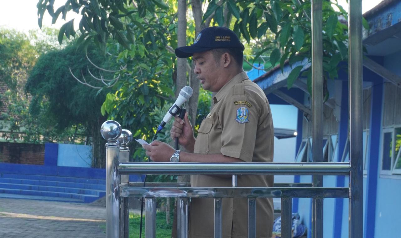 Wakil Kepala Sekolah Bidang Kesiswaan, Bapak Anang Basarodin saat menyampaikan amanat upacara. (Foto: Humas)