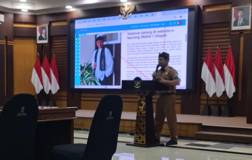 Kepala SMAN 1 Glagah, Bapak Abdullah, S.Pd., M.T saat memaparkan laporan program Digital School. (Foto: Istimewa)