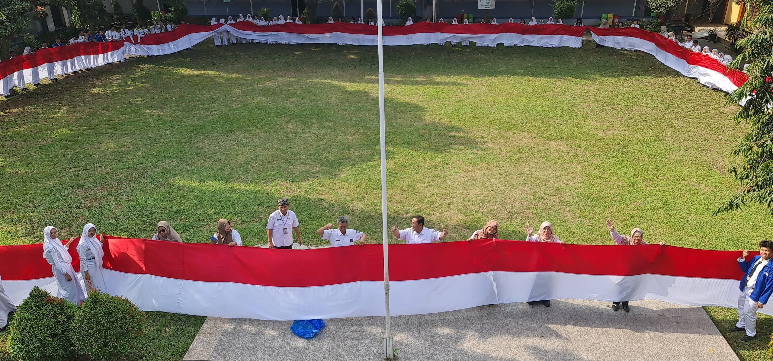 Pembentangan bendera sepanjang 100 meter di SMAN 1 Glagah. (Foto: Humas)