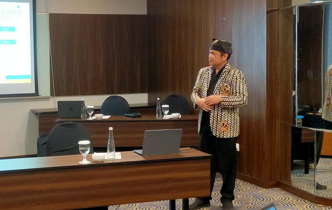 Bapak Abdullah saat mempresentasikan hasil Inovasi di hadapan juri EJIES 2025. (Foto: Istimewa)