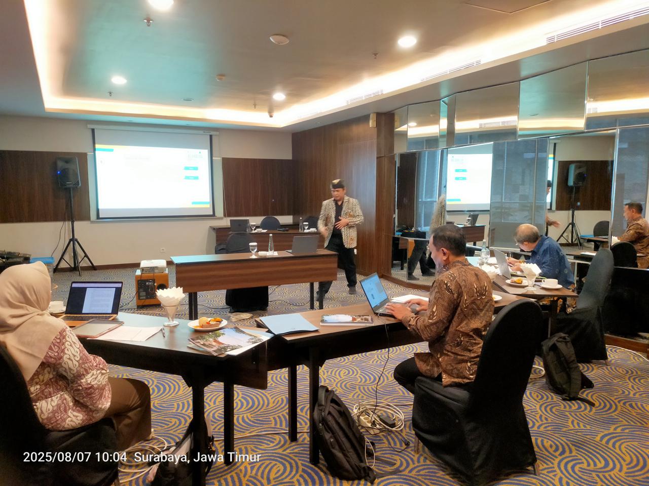 Bapak Abdullah saat mempresentasikan hasil Inovasi di hadapan juri EJIES 2025. (Foto: Istimewa)