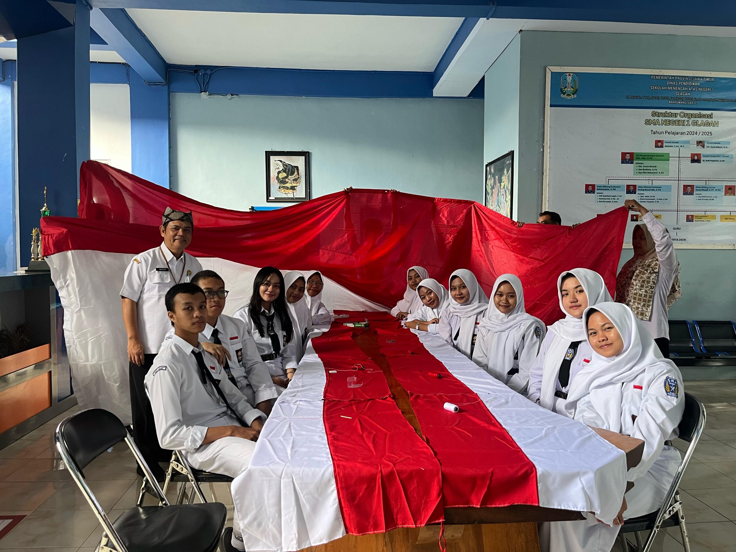 Proses pembuatan bendera oleh siswa dan guru SMAN 1 Glagah. (Foto: Humas)