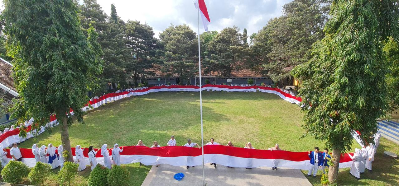 Pembentangan bendera sepanjang 100 meter di SMAN 1 Glagah. (Foto: Humas)