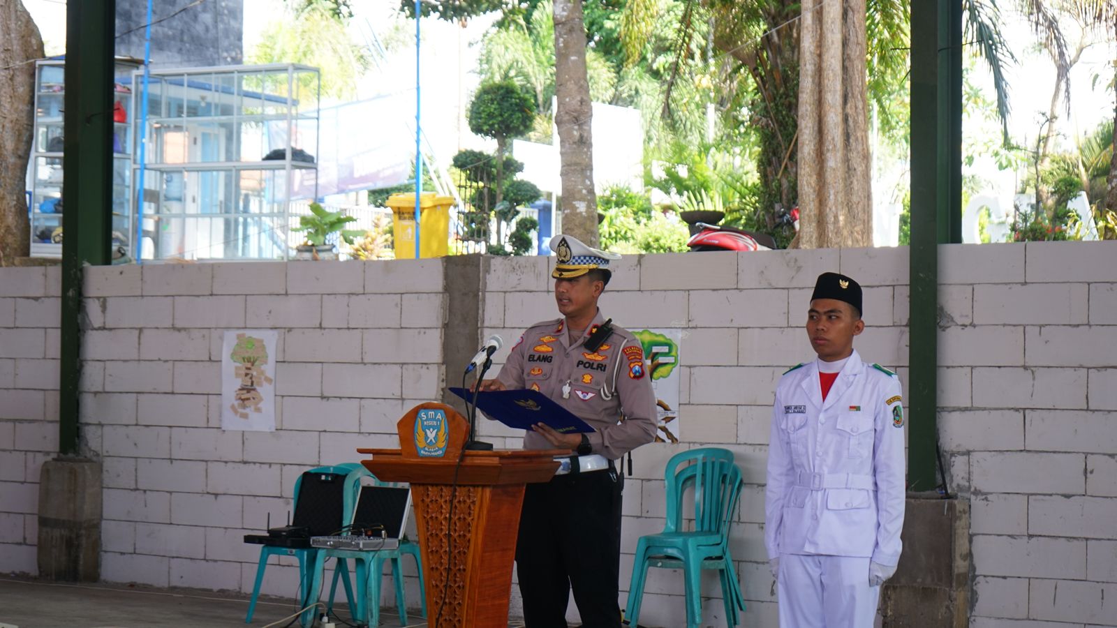 Kepala Satuan Lalu Lintas Polresta Banyuwangi, Kompol Elang Prasetyo saat menjadi pembina Apel di SMAN 1 Glagah. (Foto: Tim Humas)