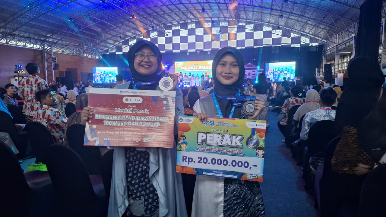 Humairoh Alkayla Zahrani (kelas XII-10) dan Aulia Khairunnisa (kelas XII-1) raih medali perak OPSI 2025. (Foto: Istimewa)