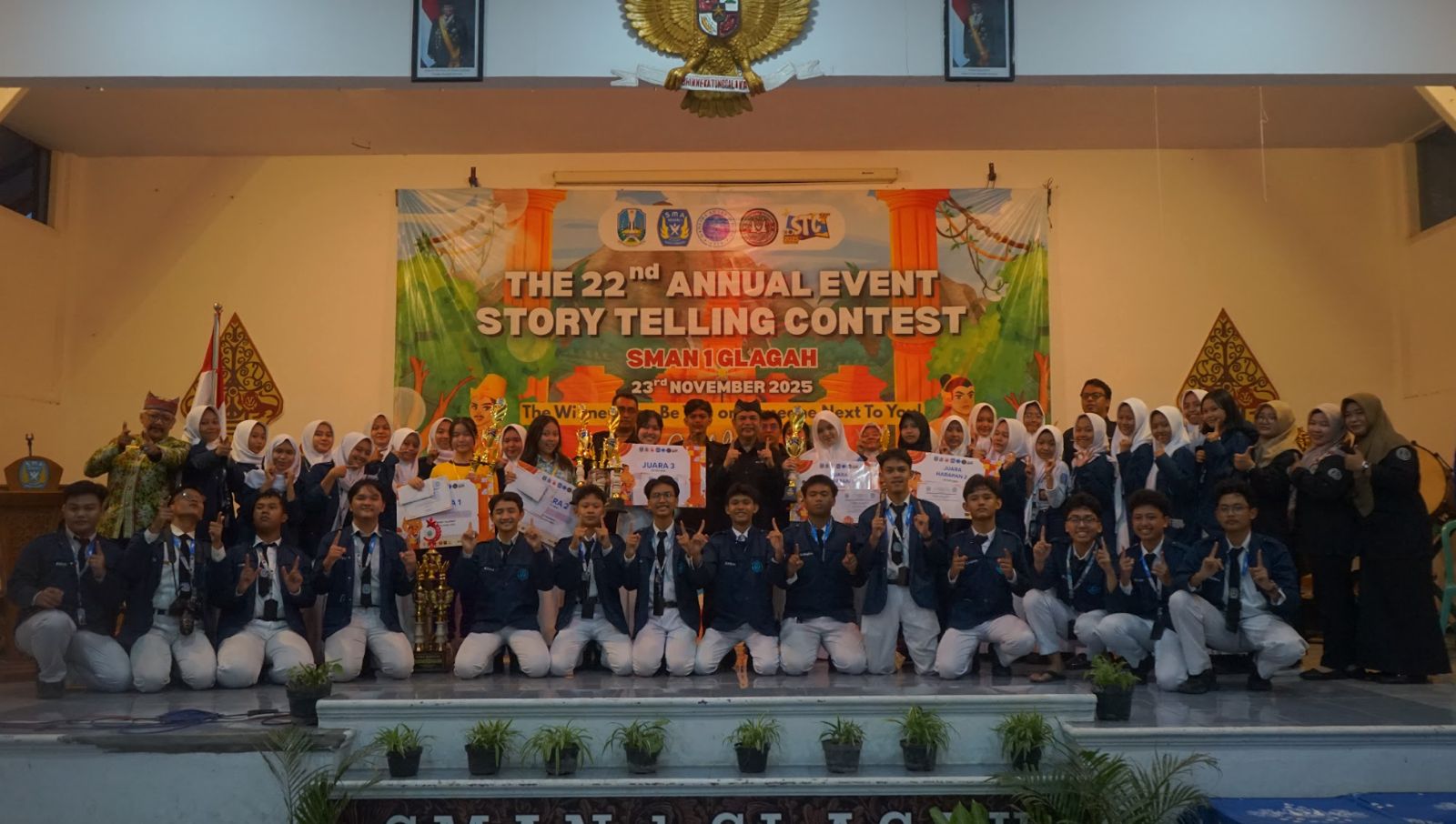 Foto para juara STC ke 22 bersama Kepala Sekolah, jajaran guru dan OSIS SMAN 1 Glagah. (Foto: Istimewa)