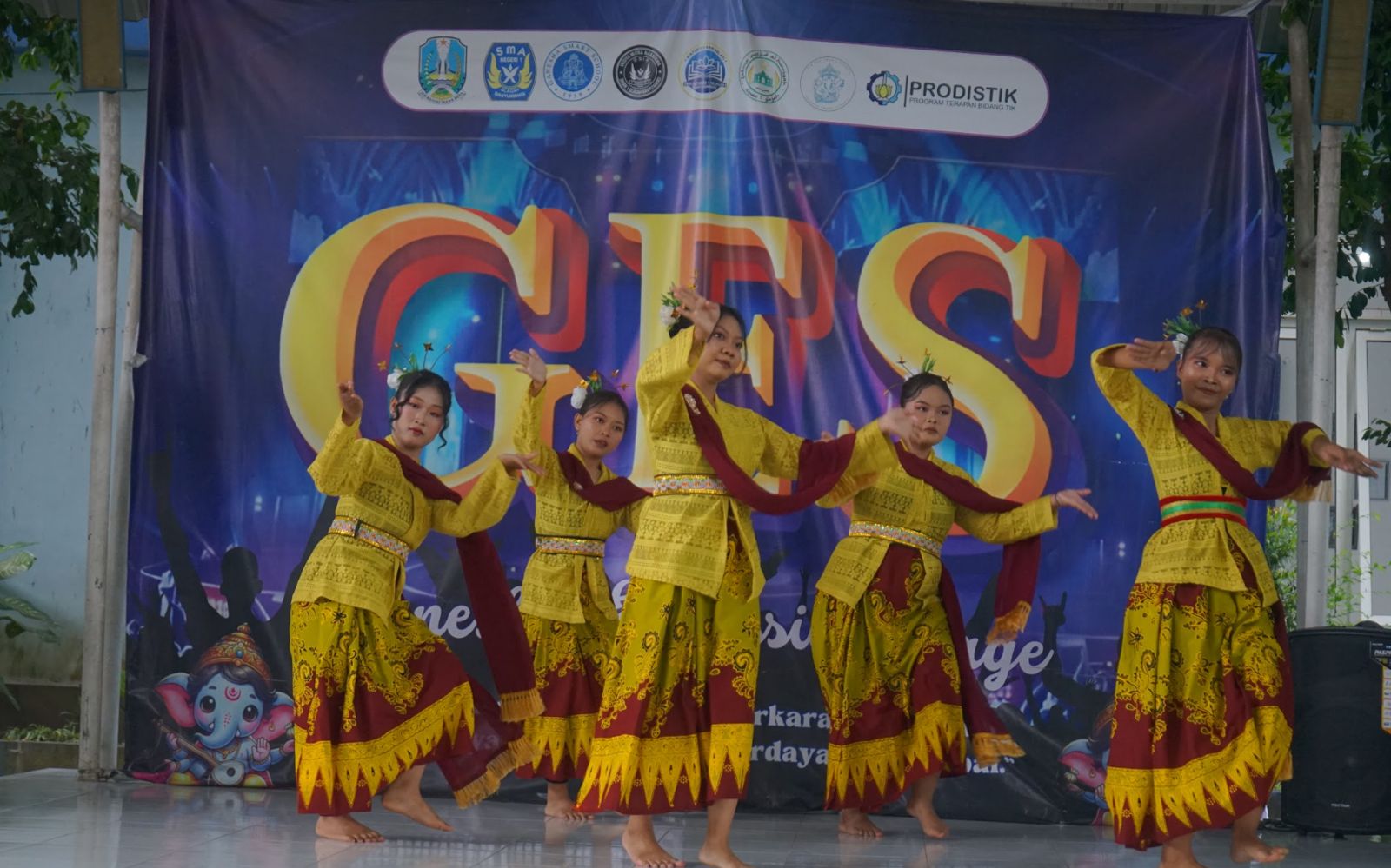 Penampilan hiburan kesenian dari siswi SMAN 1 Glagah. (Foto: Istimewa)