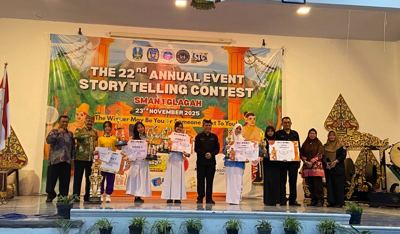 Foto para juara STC ke 22 bersama Kepala Sekolah dan jajaran guru SMAN 1 Glagah. (Foto: Istimewa)