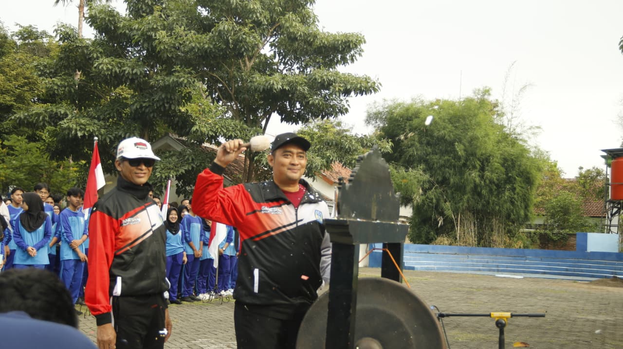 Wakasek Kesiswaan, Bapak Anang Basarodin, S.Pd saat memukul gong sebagai tanda dibukanya kegiatan Spotesha 2025. (Foto: Humas)