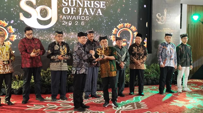 Kepala SMAN 1 Glagah, Bapak Abdullah, S.Pd., M.T saat menerima penghargaan dalam ajang SoJ Award 2026 Jawa Pos Radar Banyuwangi. (Foto: Istimewa)