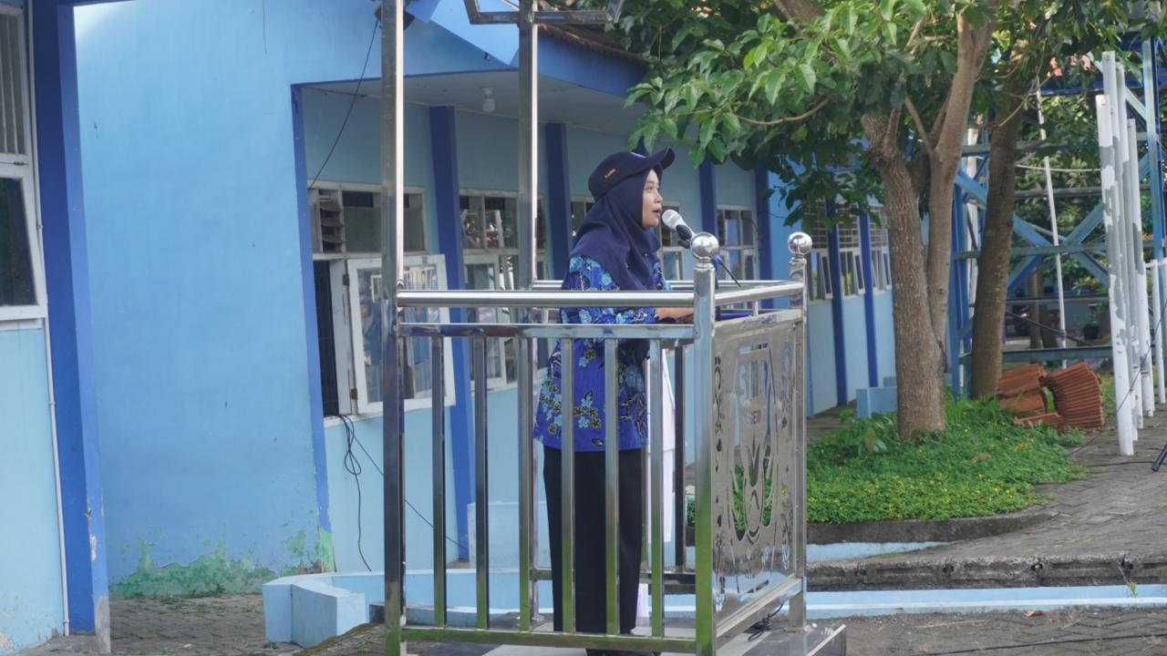 Ibu Karinatul Aini, S.Pd., Gr selaku pembina Upacara. (Foto: Humas)