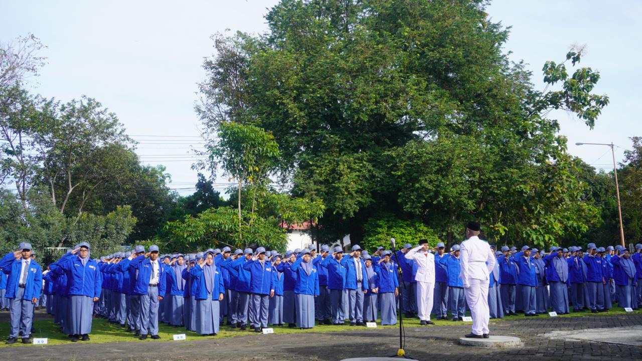 SMAN 1 Glagah menggelar Upacara Bendera pada Senin (6/04). (Foto: Humas)
