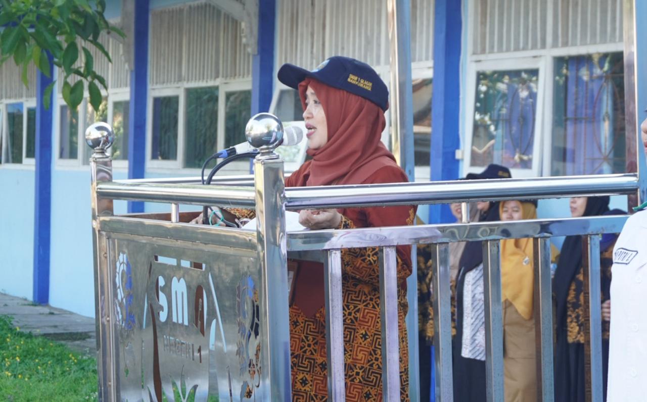Ibu Riva Azwarini, S.Pd., guru mata pelajaran Kimia selaku pembina Upacara. (Foto: Humas)