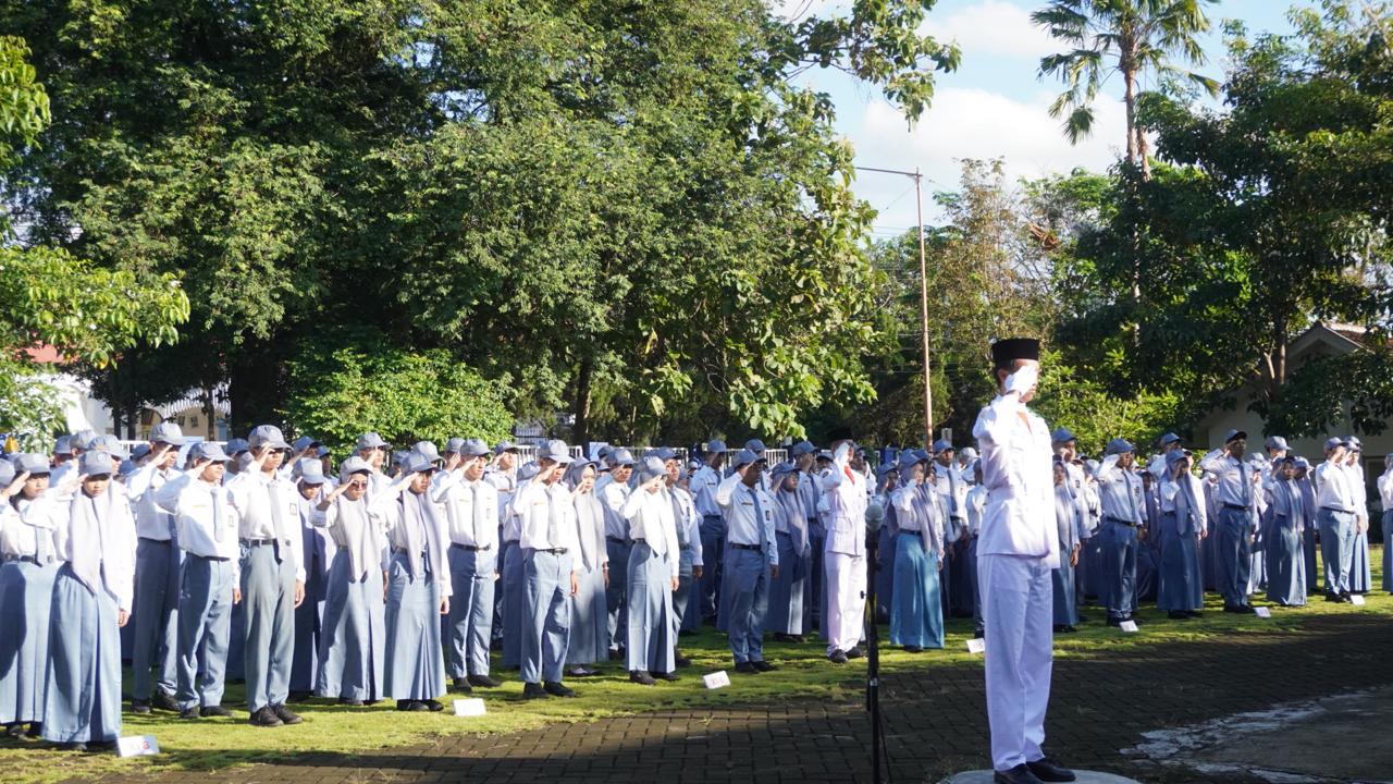 Upacara bendera hari Senin di SMAN 1 Glagah. (Foto: Humas)