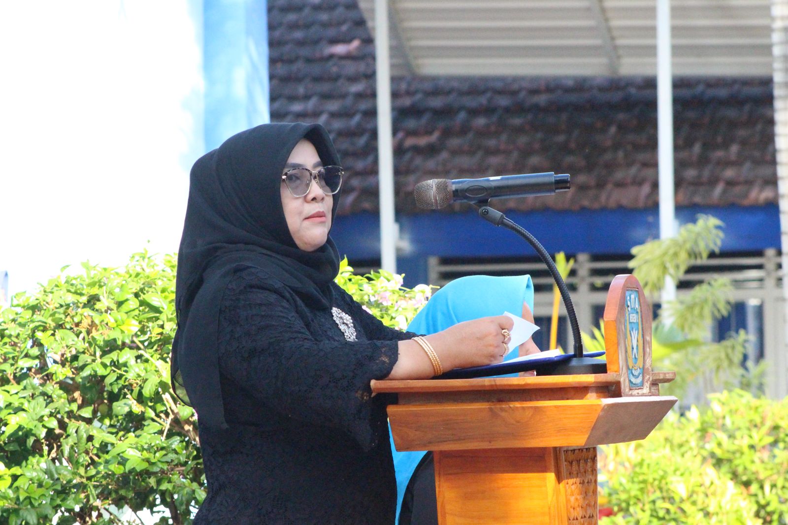 Kepala Tata Usaha SMAN 1 Glagah, Ibu Anik Pujiastutik. (Foto: Humas)