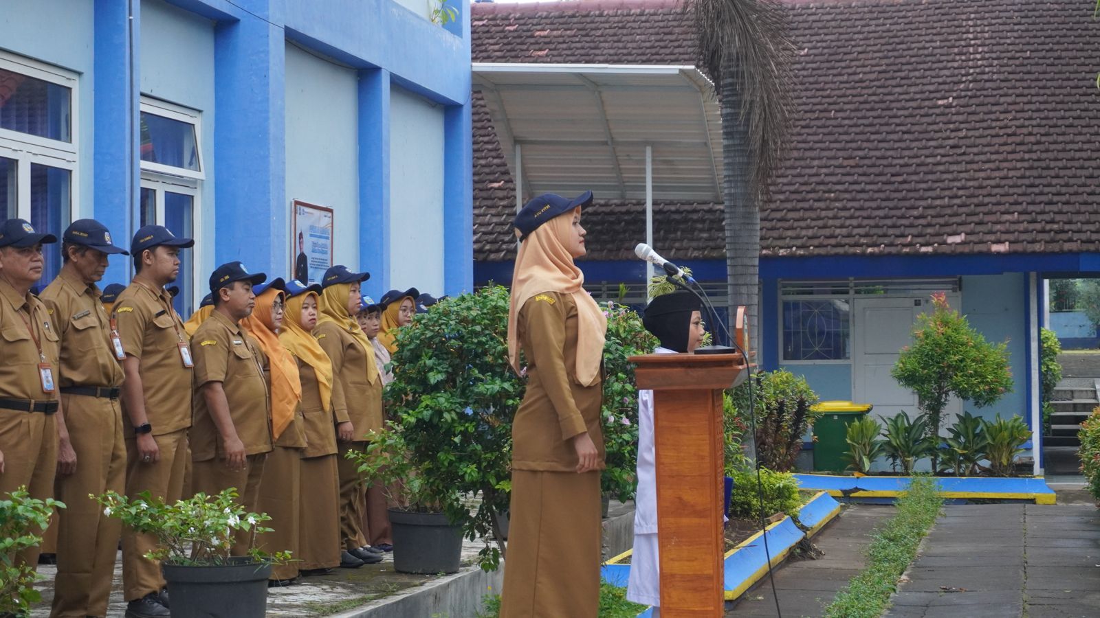Ibu Ayu Fitri Wahyuni K, S.Pd, pembina upacara. (Foto: Humas)