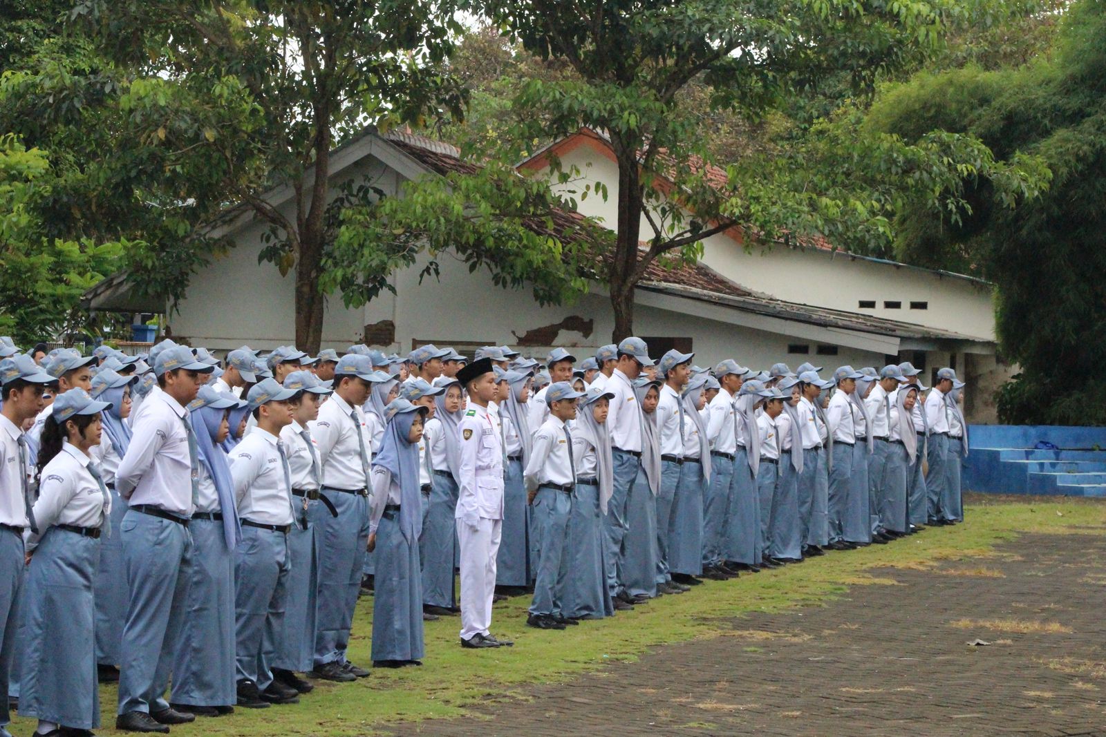 Kegiatan upacara bendera hari Senin di lapangan upacara SMAN 1 Glagah dengan mengusung tema “Bersatu Melawan Intoleransi, Radikalisme dan Terorisme Demi Indonesia Damai”. (Foto: Humas)