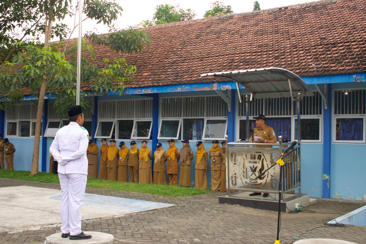Bapak Anang Basarodin saat menyampaikan amanat pembina upacara. (Foto: Humas)