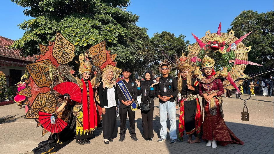 KEBERSAMAAN: Kemeriahan kontingen sekolah saat berpartisipasi dalam ajang Gintangan Bamboo Festival. Sumber foto: Dokumentasi Sella Meilinda Putri (SMAN 1 Rogojampi), digunakan atas izin pemilik.