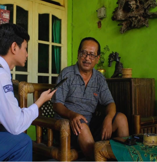 EDUKASI: Menggali kisah dan proses kreatif pembuatan kerajinan bambu bersama Pak Widodo.
