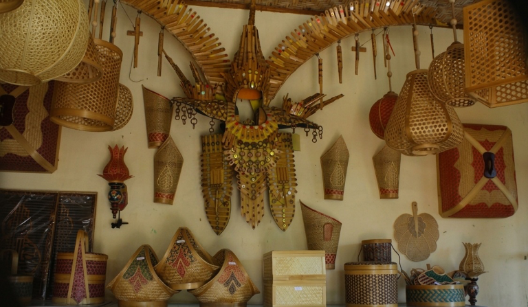KREATIVITAS: Detail aksesoris kepala hasil karya Pak Widodo yang menjadi salah satu atribut unik dalam gelaran Gintangan Bamboo Festival 2026, terpajang indah di ruang produksi UD Widya Handicraft.